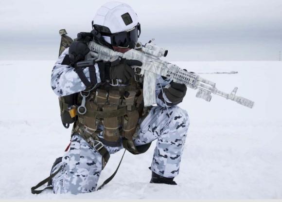 Российские военные первые в мире десантировались с высоты 10 км в Арктике (фото)