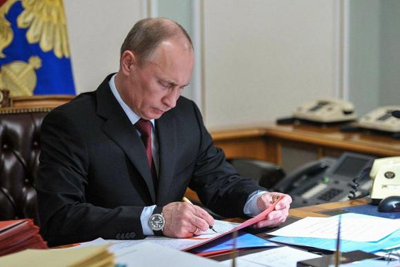 Путин подписал указ о страховых выплатах медикам, борющимся с пандемией