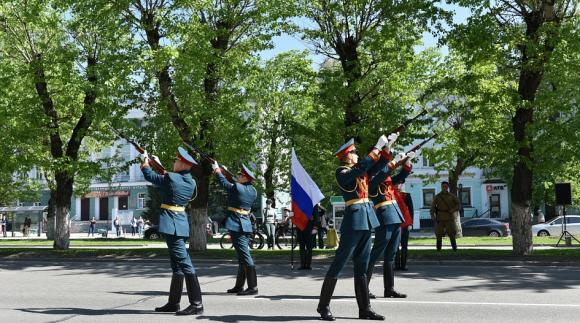 Курсанты БЮИ поздравили фронтовиков показательными выступлениями (фото и видео)