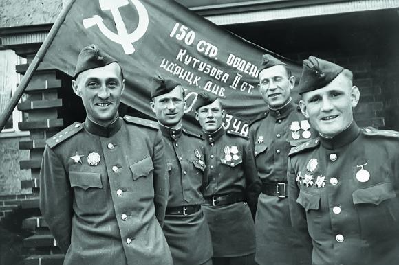 На зданиях Барнаула подняли копии Знамени Победы