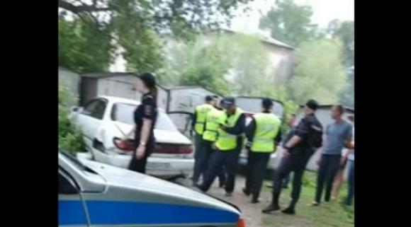 Барнаулец без прав угнал машину с дачного участка (видео)