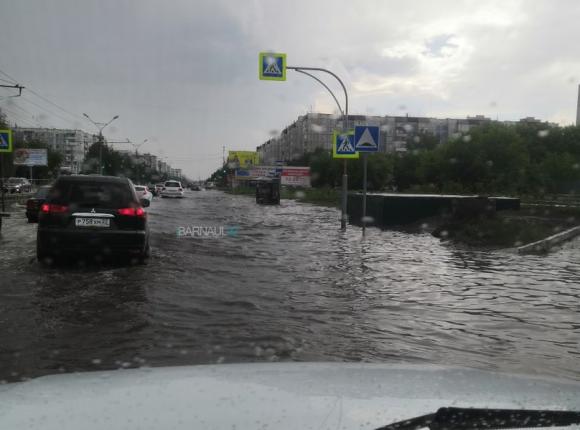 Попова-Павловский тракт традиционно затопило после дождя (видео)