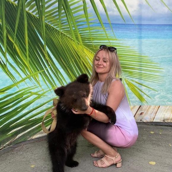 Барнаульский зоопарк приютил осиротевшего медвежонка из Горного Алтая (видео)