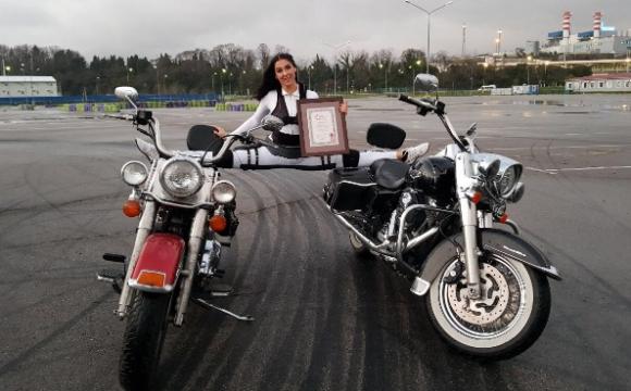 Татьяна Карева из Барнаула повторила трюк Ван Дамма на мотоциклах