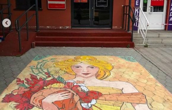 Барнаульская художница нарисовала потрет девушки на тротуаре