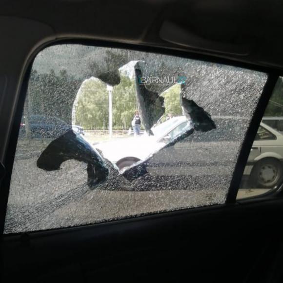 Барнаульский автовор разбил стекло 