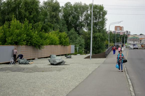 На берегу Барнаулки продолжают строить экоуголок (фото)