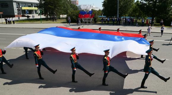 Под звуки гимна над площадью Сахарова подняли флаг России