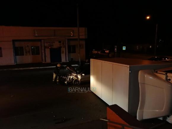 В Барнауле грузовик упал на бок после ДТП (фото)