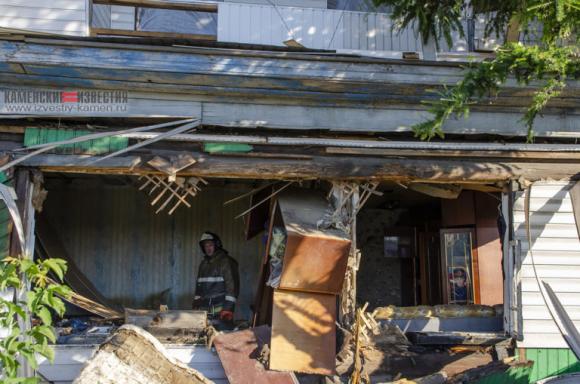 В Камне-на-Оби разворотило дом из-за хлопка газа (фото)