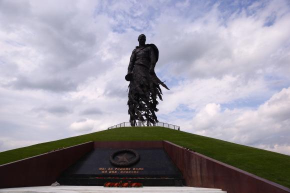 Под Ржевом открыли мемориал Советскому солдату (фото)