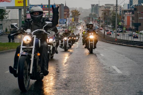 Мотоциклистов хотят штрафовать за опасное лавирование