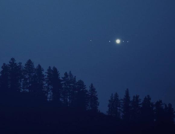 Юпитер и его спутники над горами Алтая