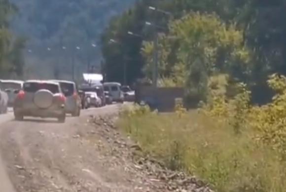 Туристы в Горном Алтае стоят в многокилометровых пробках (видео)