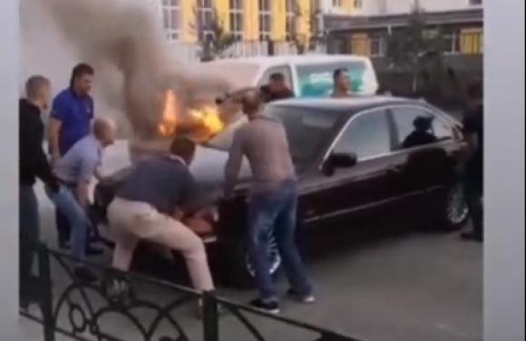 Барнаульцы руками оттащили авто от горящей машины (видео)