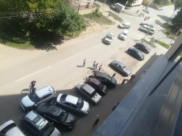 В Барнауле водитель протаранил автомобили на парковке (видео)