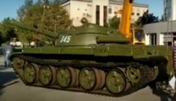 В центре Барнаула к юбилею ВДВ установили танк Т-62 (видео)