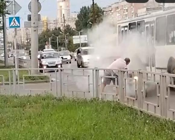 Барнаульцы помогли дедушке потушить горящую машину (видео)