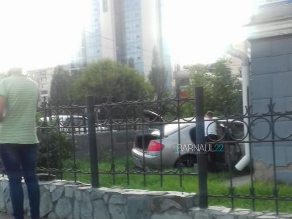 На Красноармейском машина сбила забор и улетела с дороги (видео)