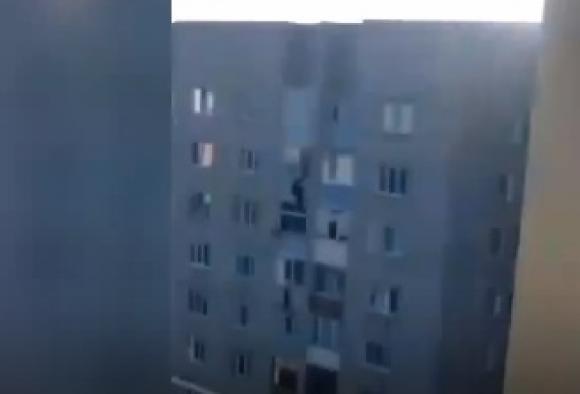 В Рубцовске сосед спас повисшего на балконе 6 этажа ребенка (видео)