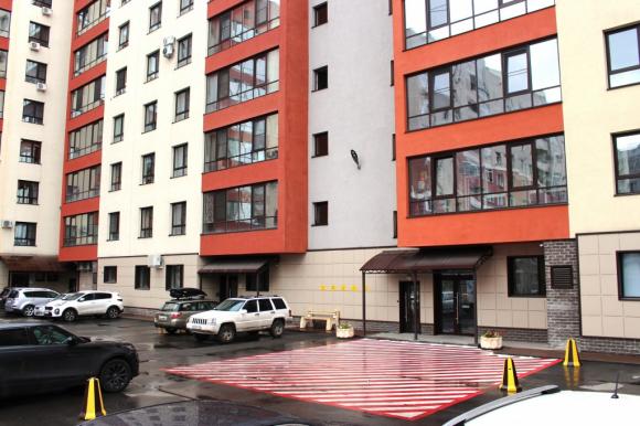 Во дворе многоэтажки Барнаула сделали площадку для машин спецслужб