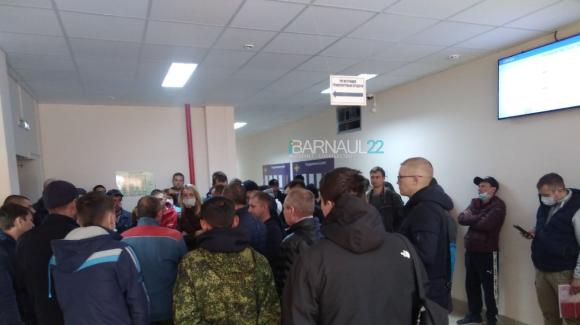 Барнаульцы стоят в субботней очереди за постановкой на учет авто