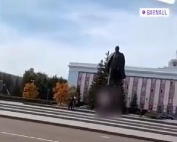 Неприличное слово нарисовали на памятнике Ленину в Барнауле (видео)