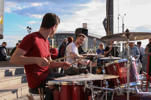 Барнаульцев приглашают на уличное барабанное шоу