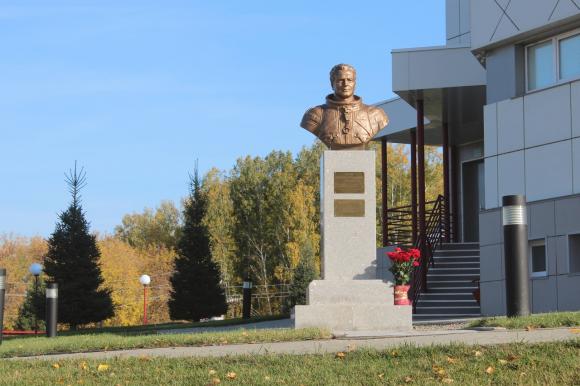 В Полковниково открыли памятник человеку-легенде! (фото)
