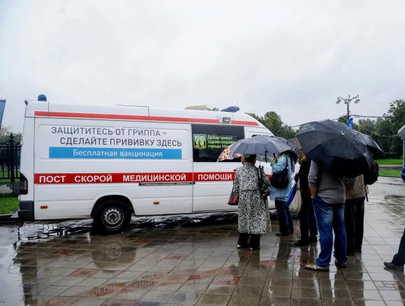 В Барнауле работают два мобильных пункта, где бесплатно прививают от гриппа