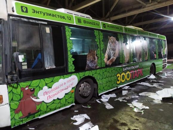 Барнаульский зоопарк украсил городской автобус