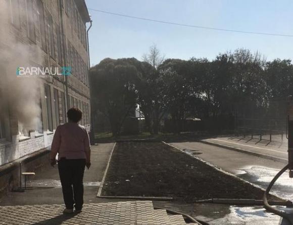 В школе на Маяковского загорелся класс (видео)