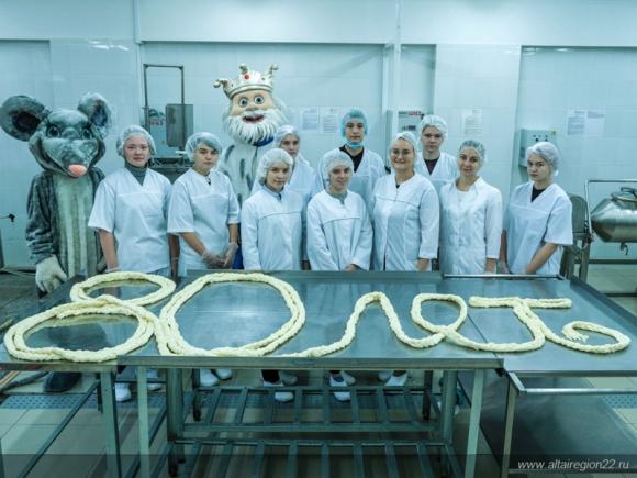 В Барнауле изготовили 23-метровую сырную косичку
