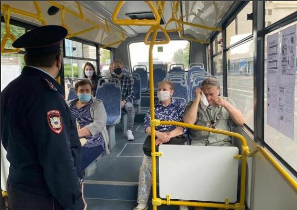 В барнаульских автобусах ищут людей без масок