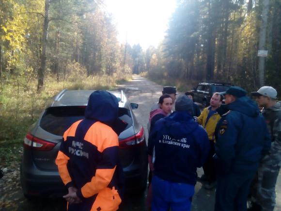 Спасатели и волонтеры нашли пропавших в лесу под Барнаулом