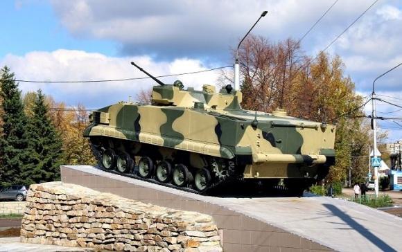 В Рубцовске установили легендарную машину для армии, которую выпускал РМЗ