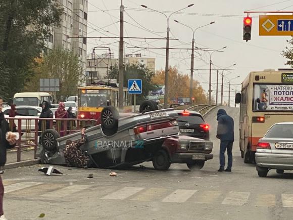 На Красноармейском столкнулись три авто и сбили пешеходов (видео)