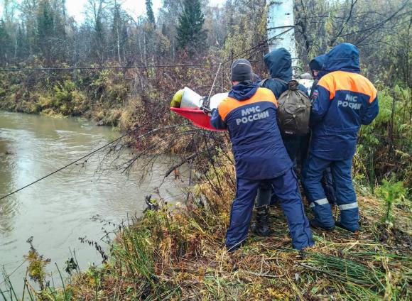 Алтайские спасатели на руках несли мужчину через реки и болота (фото)