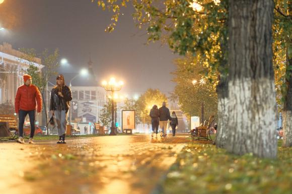 Желтый лоск вечернего проспекта Ленина (фото)