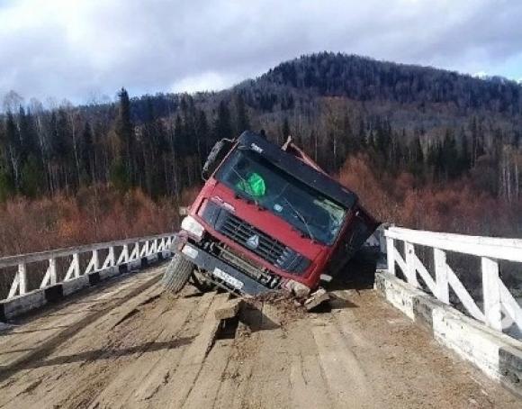 В Горном Алтае грузовик чуть не рухнул в реку