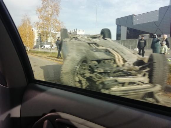 ОЧевидцы: На Шумакова водитель BMW решил устроить дрифт и перевернулся
