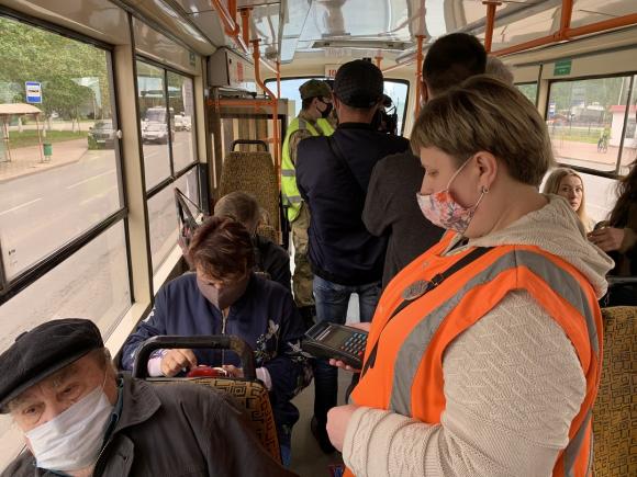 В Рубцовске пассажирка отказывалась надеть маску и целый час держала троллейбус