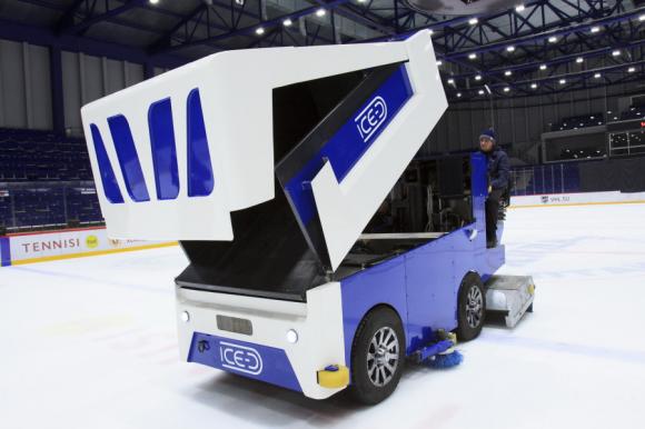 Барнаульцы изобрели уникальную машину для заливки льда