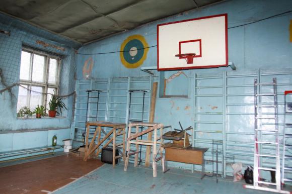 Страшненький спортзал в барнаульской школе снесут