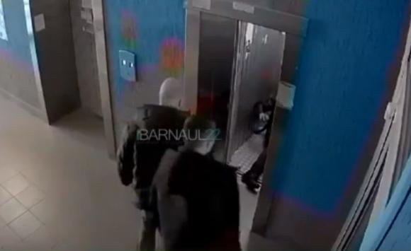 В лифте на ул. Семенова, 6 мужчины избили парня