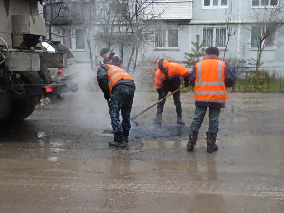 Жителей Алтайского края просят сообщать, если кладут асфальт в лужи и снег
