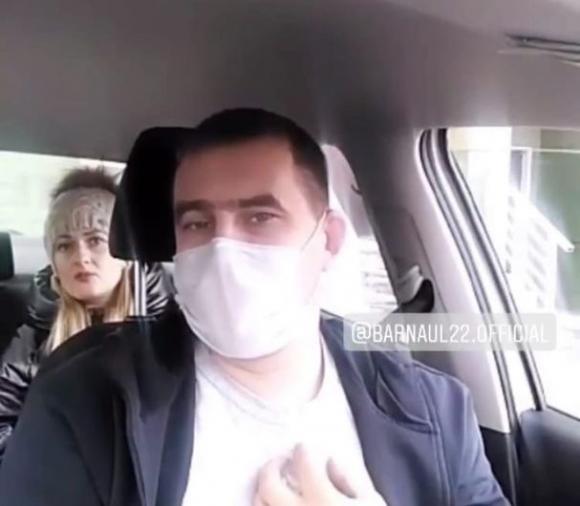 В Барнауле пассажирка ударила таксиста из-за маски