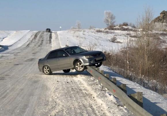 Водитель предупреждает о коварной яме на трассе Змеиногорск-Поспелиха