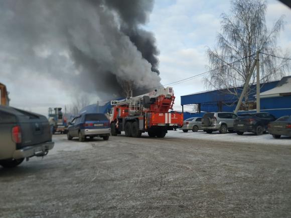В Барнауле загорелся завод