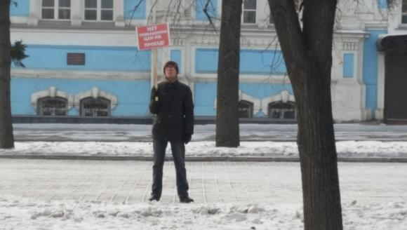 Барнаулец провел одиночный пикет против высоких цен на проезд